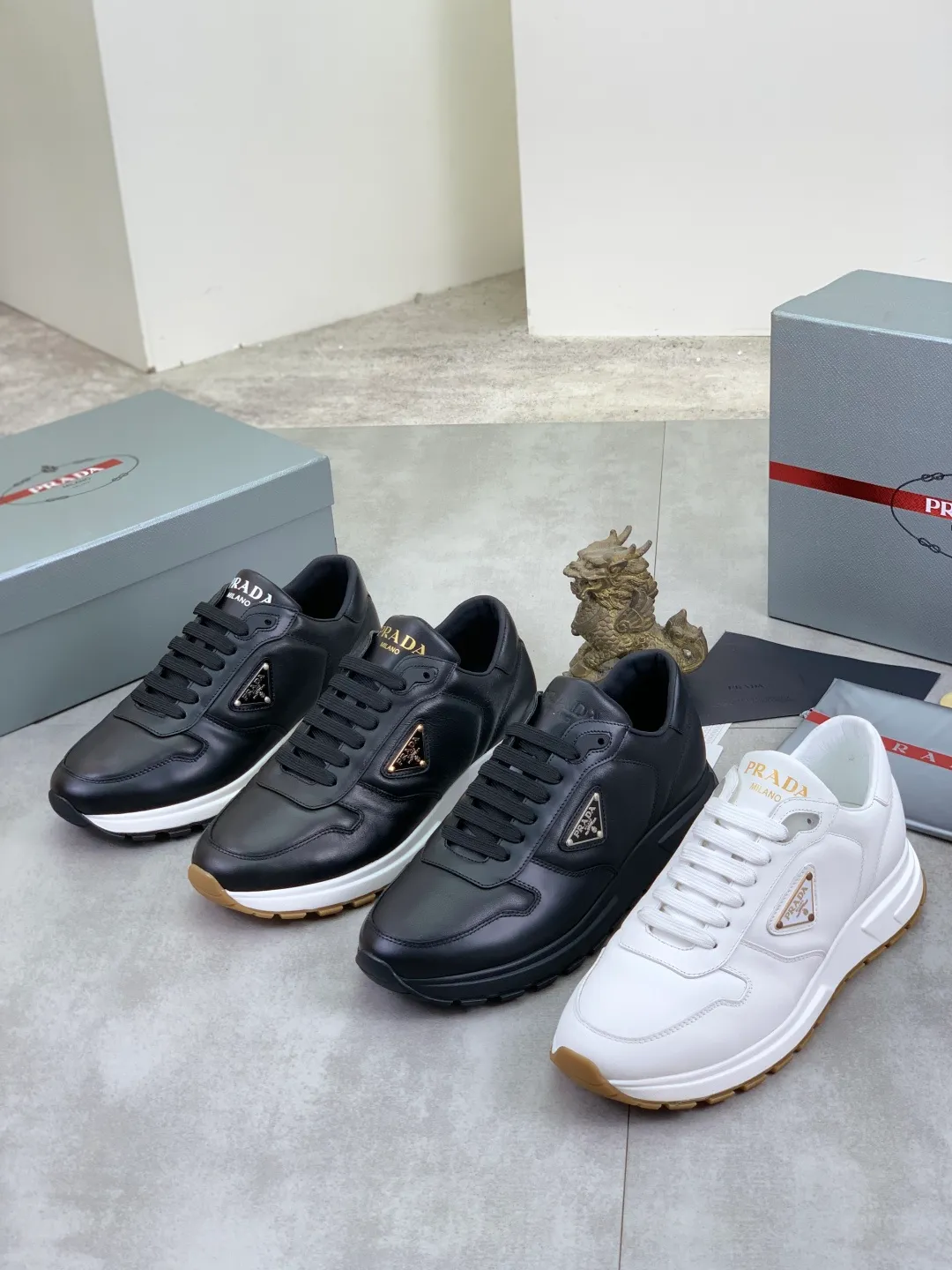Men's shoes 💰P540 new (higher version) new PRADA (Prada) classic models are on the market at the same time, new men's shoes, 😘fabrics are selected from original imported calfskin. First layer of imported cowhide lining. The original version is awesome! 👍🏿Original open-molded non-slip PU outsole, with exquisite lines, simple and elegant, super comfortable and classy on foot, suitable for leisure travel. Code number: 38-45 (46 customized) 4️⃣ colors available